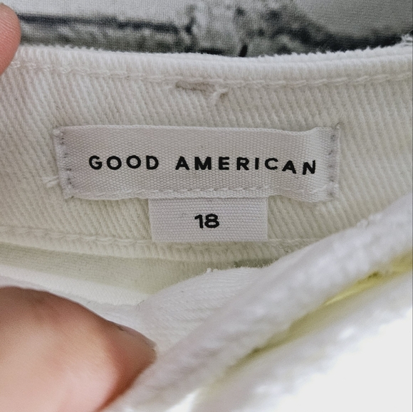 GOOD AMERICAN | white denim frayed hem jean shorts - Picture 4 of 7